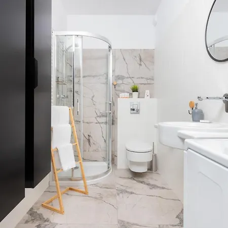 Stylish Rajska With Free Parking In Downtown By Renters Gdańsk