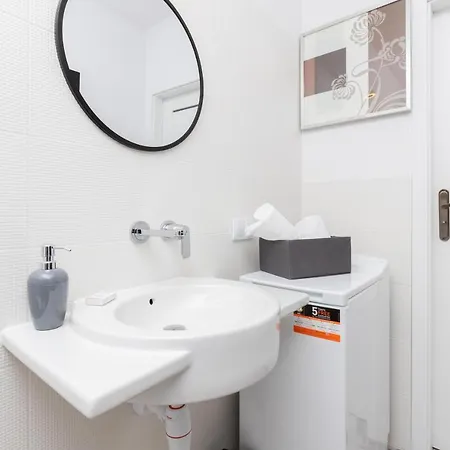 Stylish Rajska With Free Parking In Downtown By Renters Lägenhet