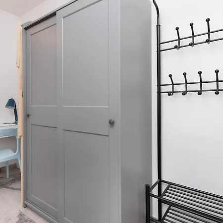Stylish Rajska With Free Parking In Downtown By Renters Lejlighed
